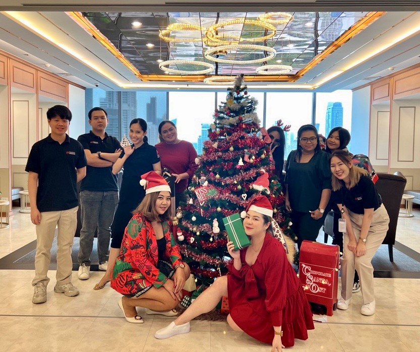 Christmas Jumper day 2022 in Hantec Markets office